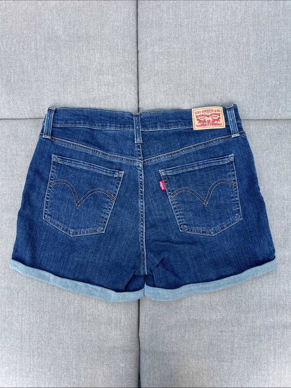 LEVI’S Mid-Rise/Mid-Length Dark Blue Denim Shorts for Women - Picture 4 of 15